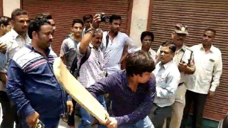 BJP MLA Publicly Beat Municipal Corporation officer With Cricket Bat