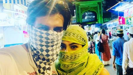 Sara Ali Khan and Kartik Aaryan visit a mosque covering their faces