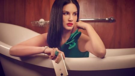 Sunny Leone Unknowingly Gave a Real Mobile Number in a Film, Now This Delhi Boy Gets Over 400 Calls in 3 Days