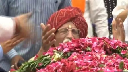 Famous as MDH Uncle Mahashay Gulati Breaks Down at Sushma Swaraj’s Funeral