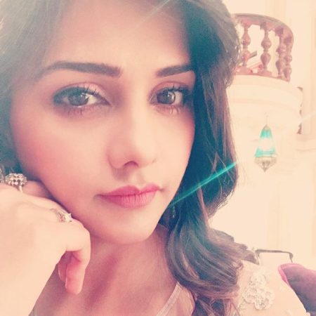 Meet Dalljiet Kaur Bigg Boss 13 Contestant | Facts and Photos Dalljiet Kaur Bigg Boss 13