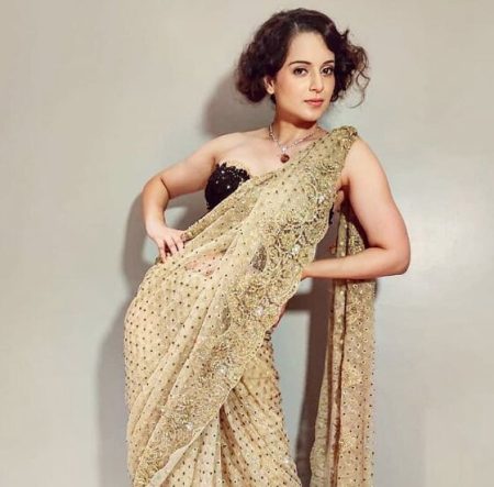Kangana Ranaut sizzles in Saree at an award night in Bangkok