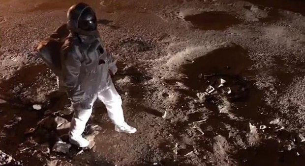 Video of an Artist Moonwalking in Bengaluru’s Potholed Road as an Astronaut is Getting Viral