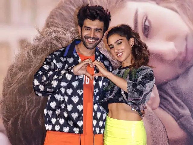 Kartik Aryan Protects Sara Ali Khan From Mob Of Fans, Video Goes Viral