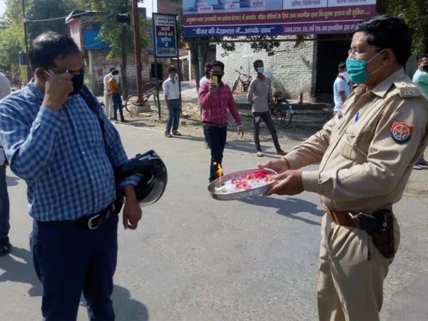 Police Distributes “PRASAD” And Doing “AARTI” Of Lockdown Breakers, Watch Video