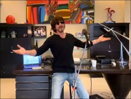 Shahrukh Khan Fans Noticed Lord Ganesha And Quran Behind Him. Have a look Shahrukh Khan