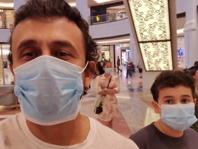 No One Identified Sonu Nigam Wearing A Mask In Shopping Mall