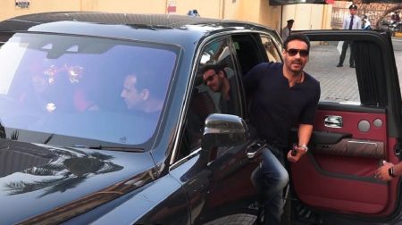 This Man stopped Ajay Devgan’s car on the road… !! Ajay devgn car stopped