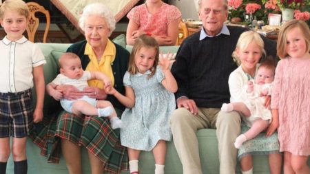 Special Photo Of Elizabeth II and Philippe Of Edinburgh With Their Great Grandchildren The Royal family