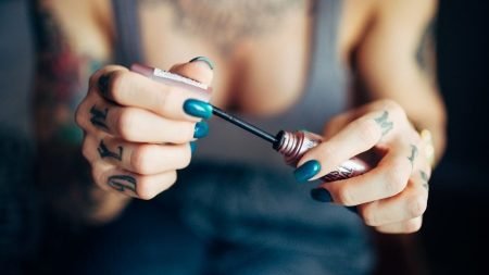 Cosmetics Used In The Past That Made Women Painfully Die Dangerous cosmetics used in past