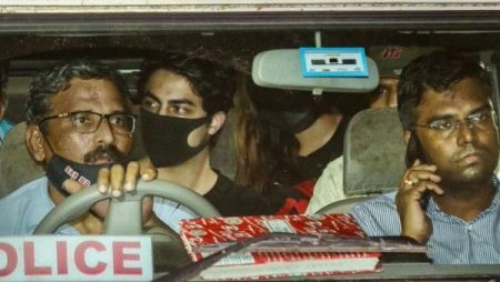 International Media Gives Massive Offers To Shahrukh Khan To Talk About Aryan Khan Aryan Khan