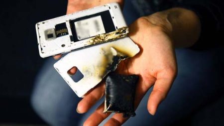 Your Mobile Phone Can Explode Due To These 5 Mistakes, Make Sure You’re Not Doing Them! Mobile phone blast